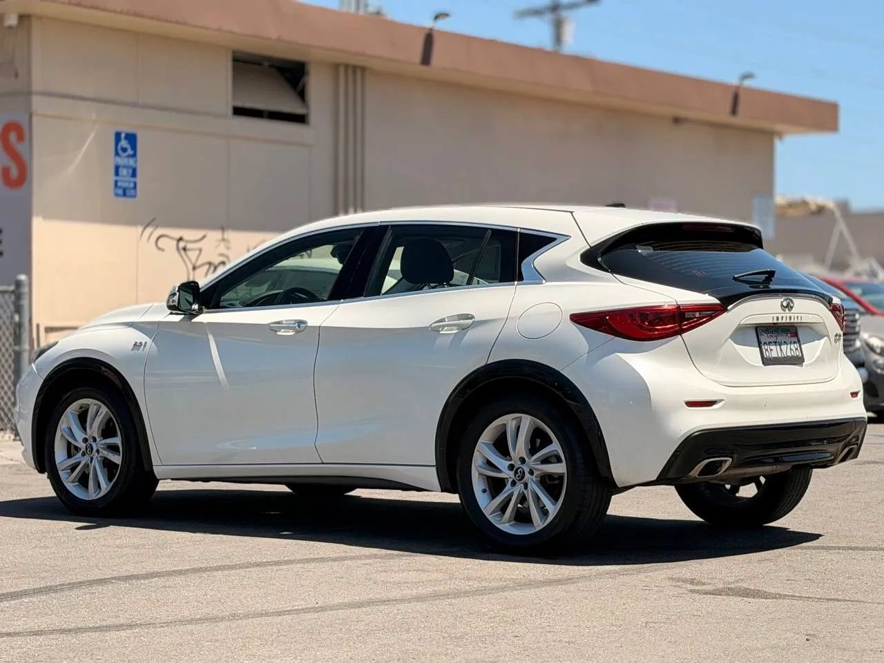 Used 2018 INFINITI QX30 FWD image 9
