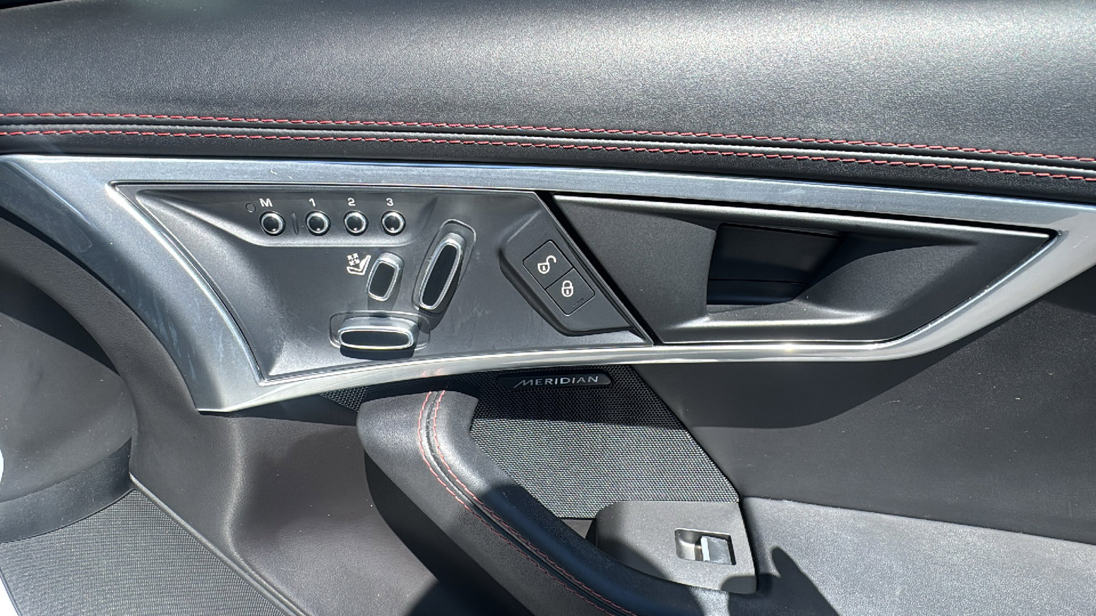 Used 2020 Jaguar F-TYPE R image 27