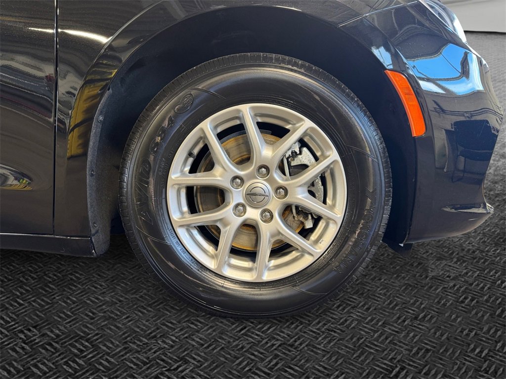 Used 2024 Chrysler Pacifica Touring-L image 11