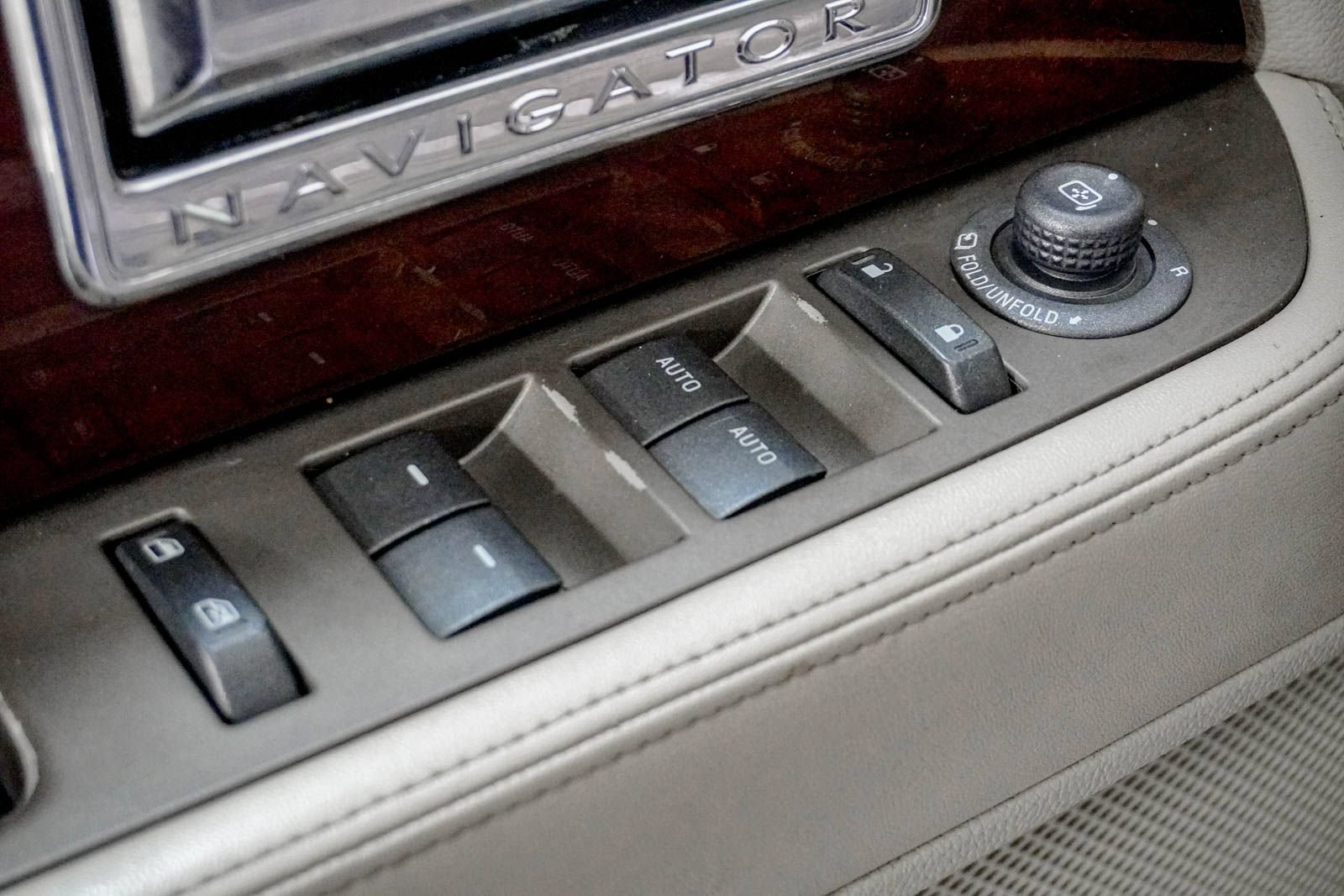 Used 2011 Lincoln Navigator L 4WD image 18
