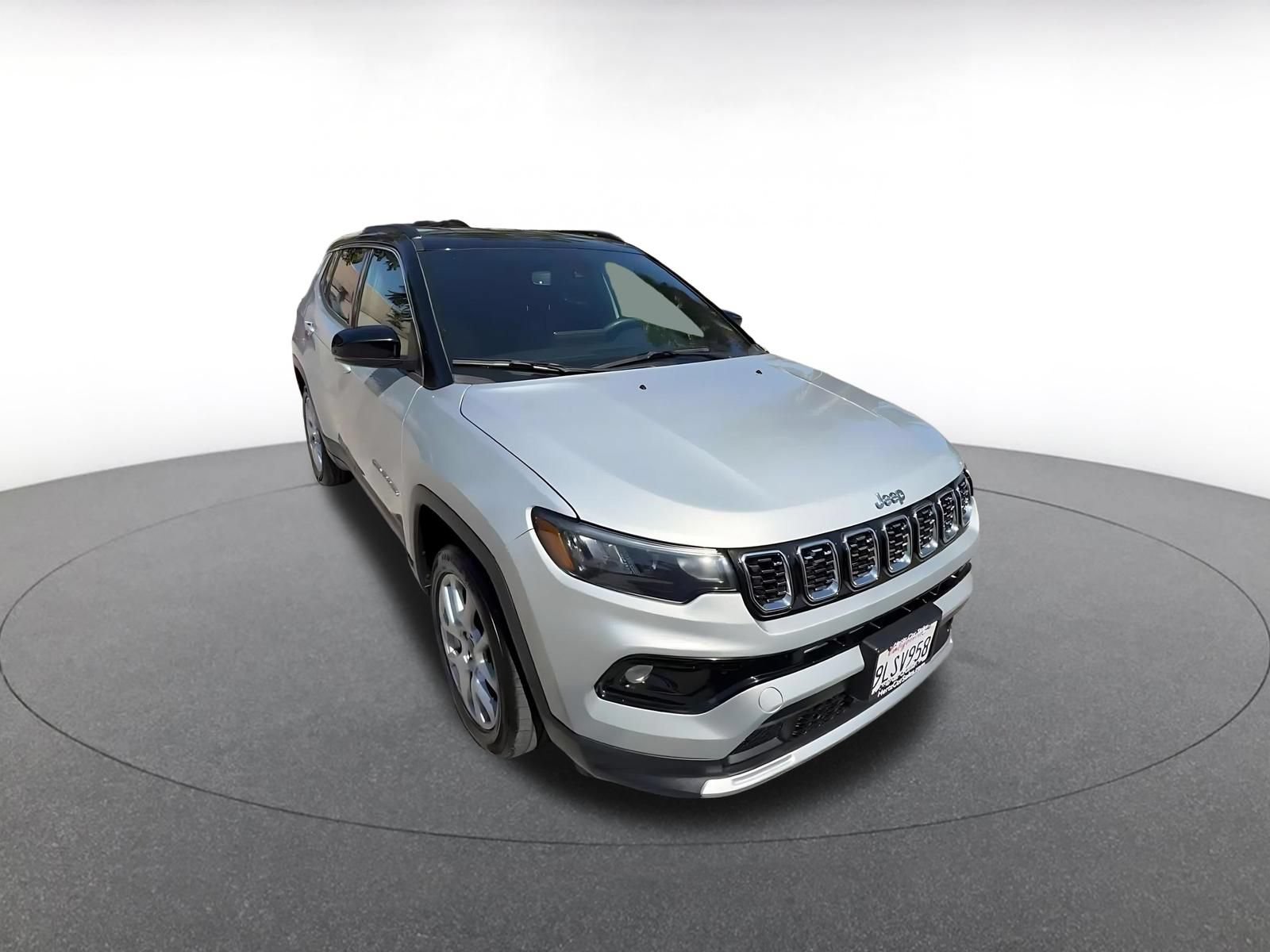 Used 2025 Jeep Compass Limited AWD/4WD image 3