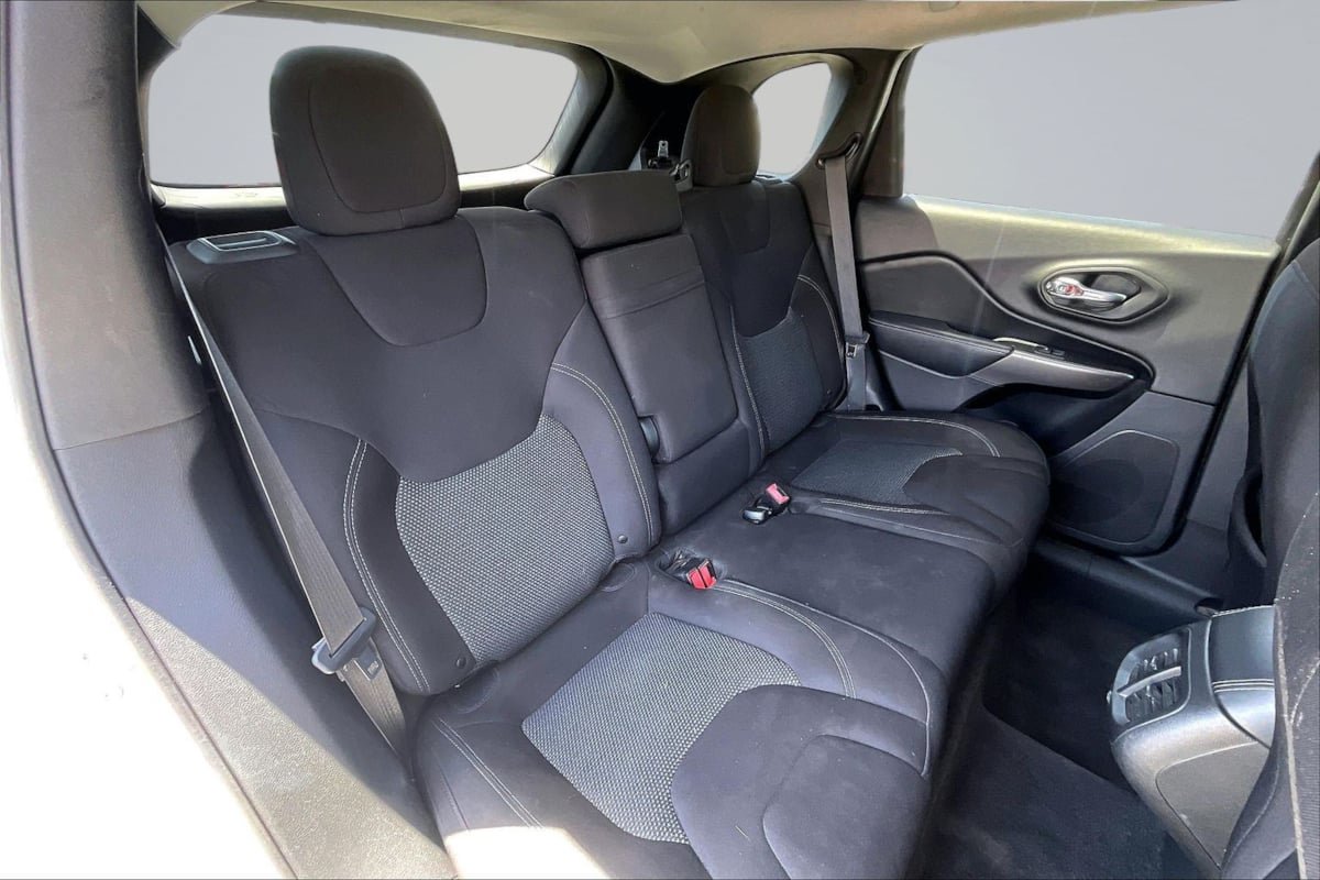 Used 2019 Jeep Cherokee Latitude w/ Popular Appearance Group AWD/4WD image 27