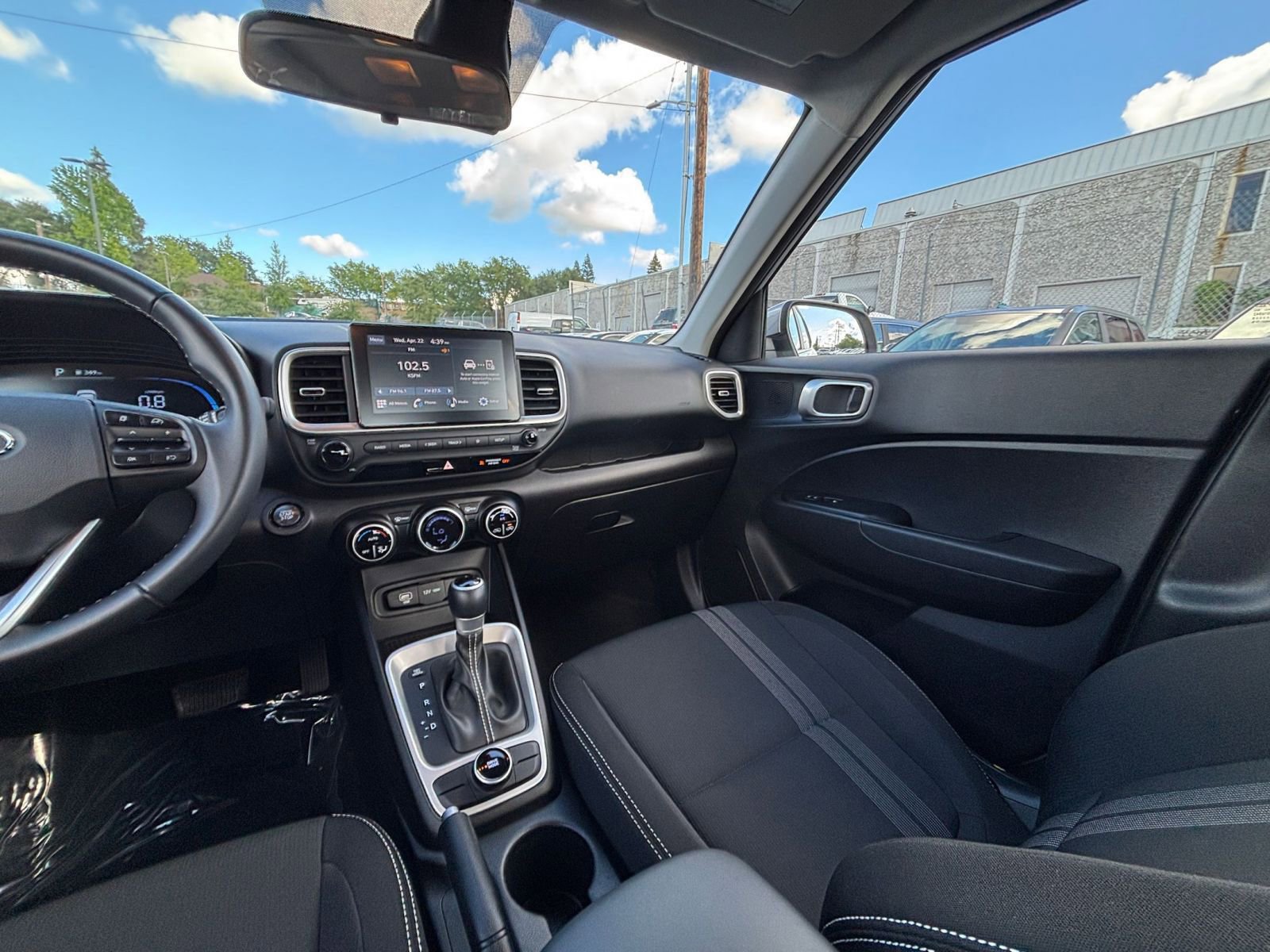 Used 2025 Hyundai Venue SEL FWD image 34