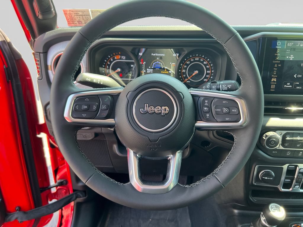 Used 2025 Jeep Wrangler Unlimited Sahara w/ Technology Group AWD/4WD image 13
