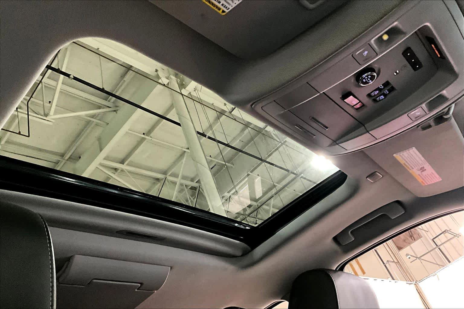 Used 2019 Chevrolet Suburban Premier AWD/4WD image 14