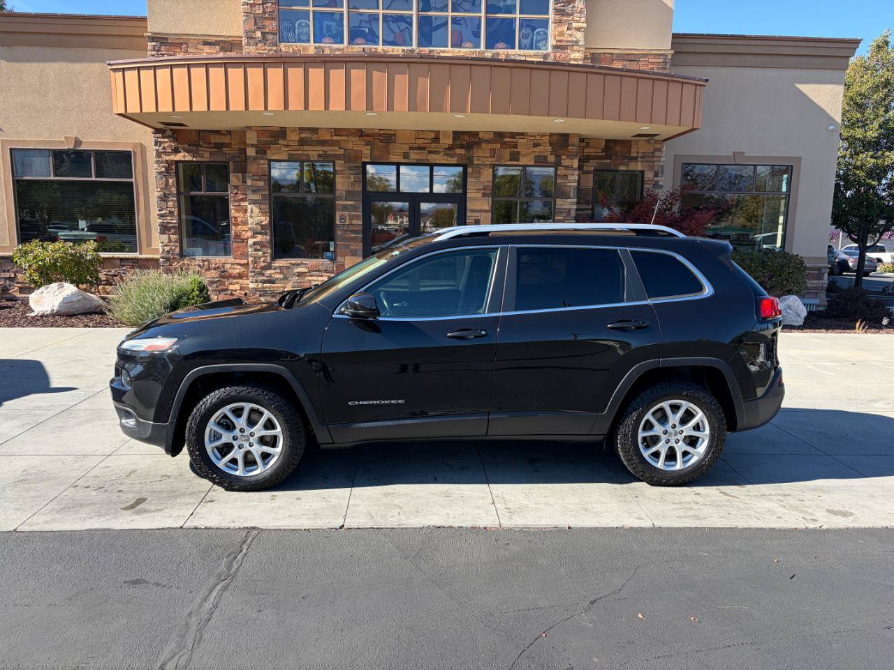 Used 2016 Jeep Cherokee Latitude w/ Cold Weather Group AWD/4WD image 2