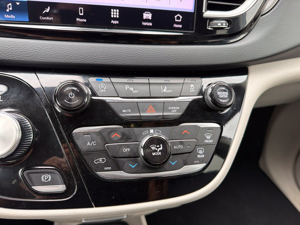 Used 2024 Chrysler Pacifica Touring-L FWD image 12