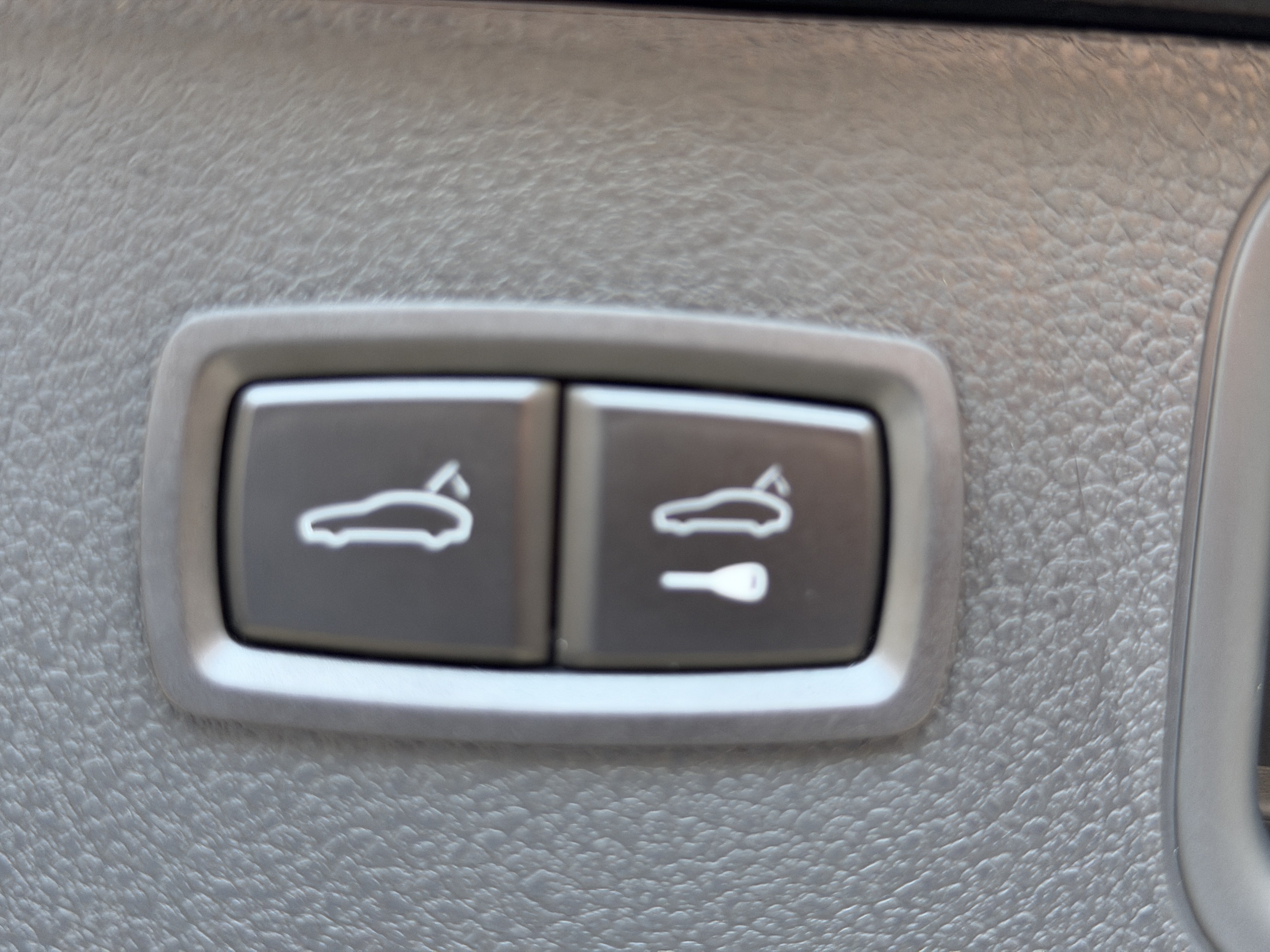 Certified 2025 Porsche Macan AWD/4WD image 13