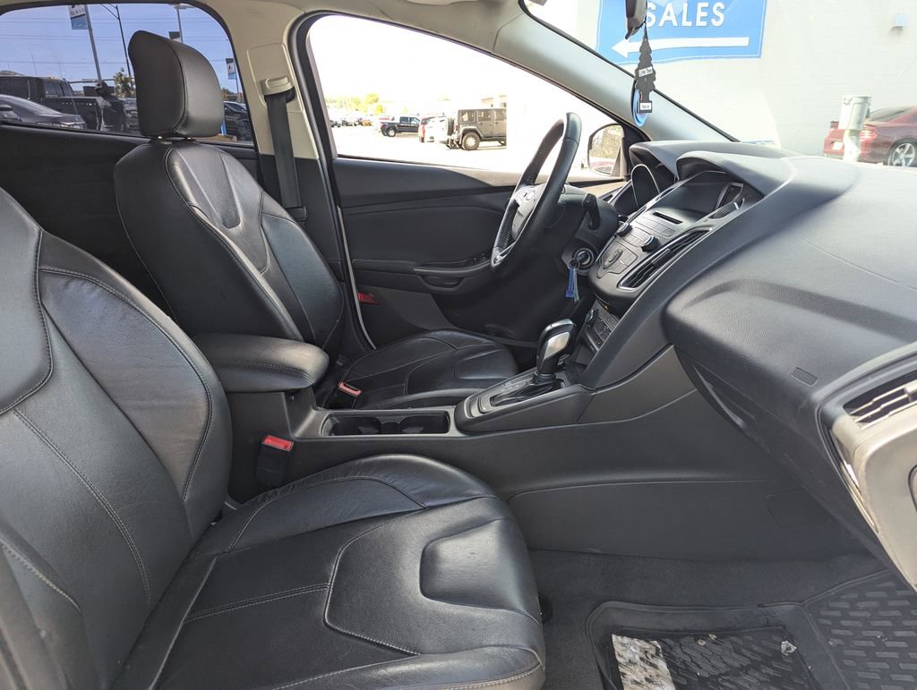Used 2015 Ford Focus SE w/ Equipment Group 201A FWD image 32