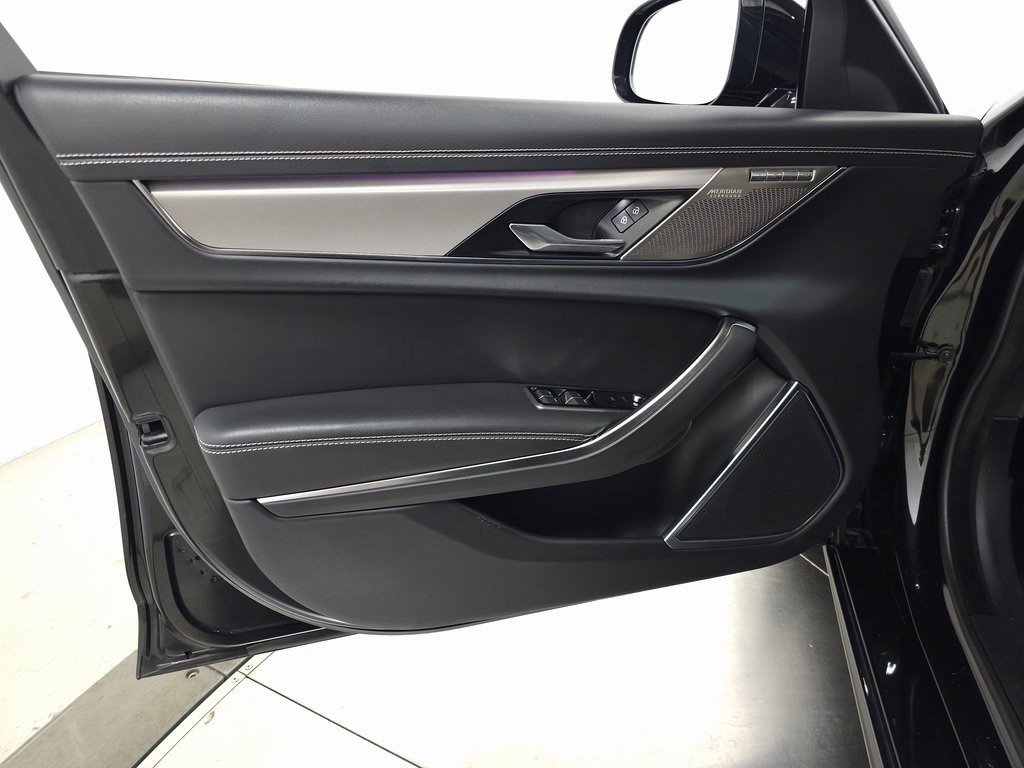 Used 2022 Jaguar XF R-Dynamic SE image 16