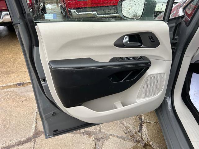 Certified 2022 Chrysler Pacifica Touring-L image 7