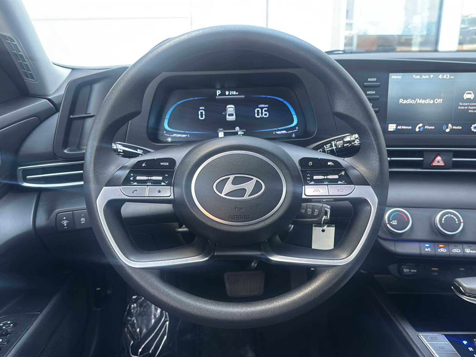 Used 2025 Hyundai Elantra SE FWD image 2