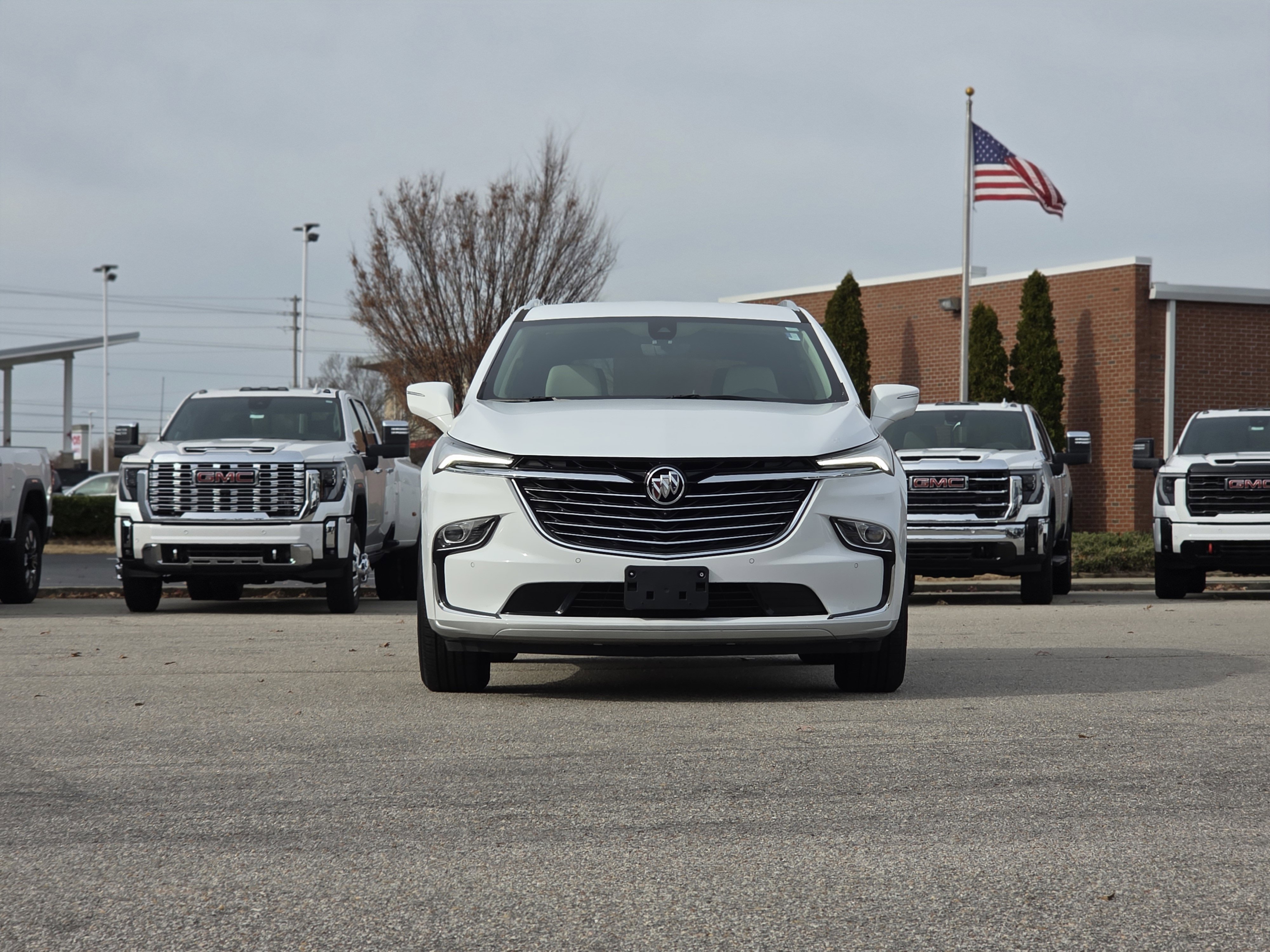 Used 2023 Buick Enclave Essence image 2
