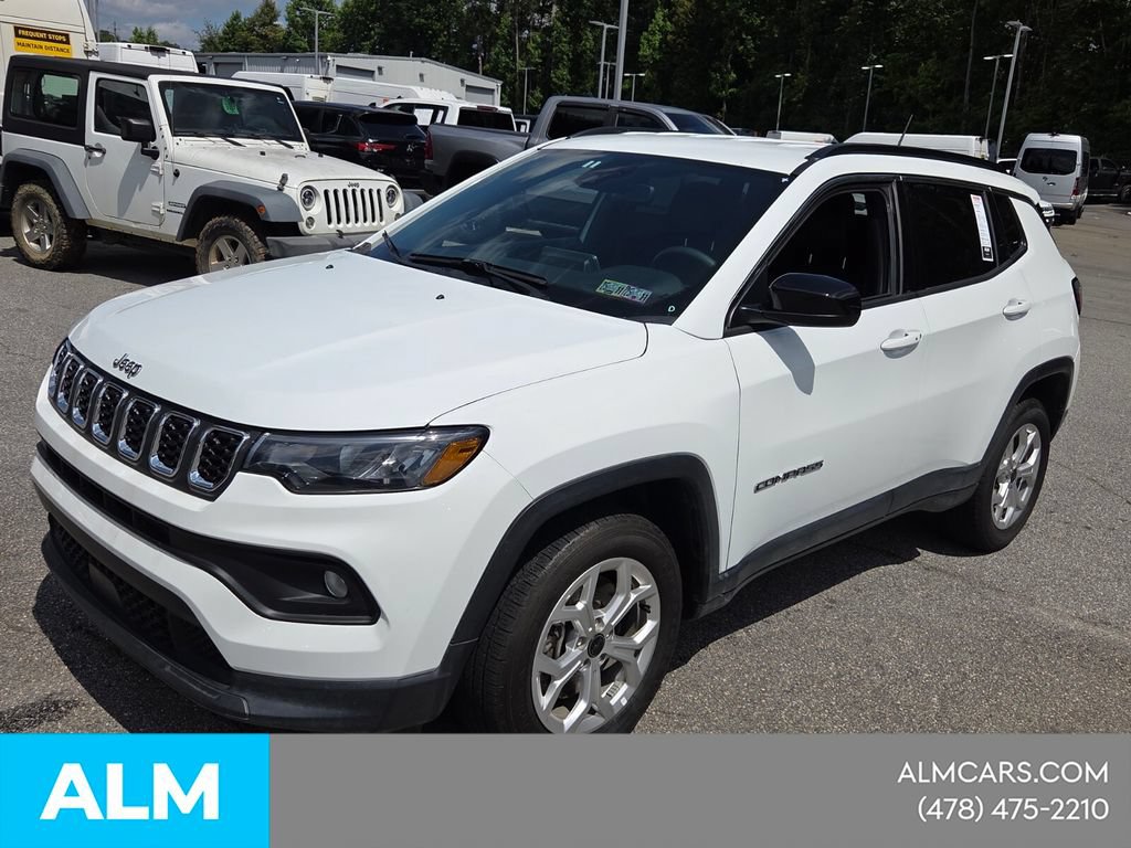 Used 2025 Jeep Compass Latitude AWD/4WD image 4
