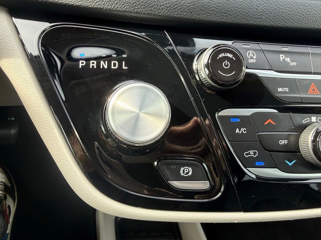 Used 2023 Chrysler Pacifica Touring-L FWD image 25