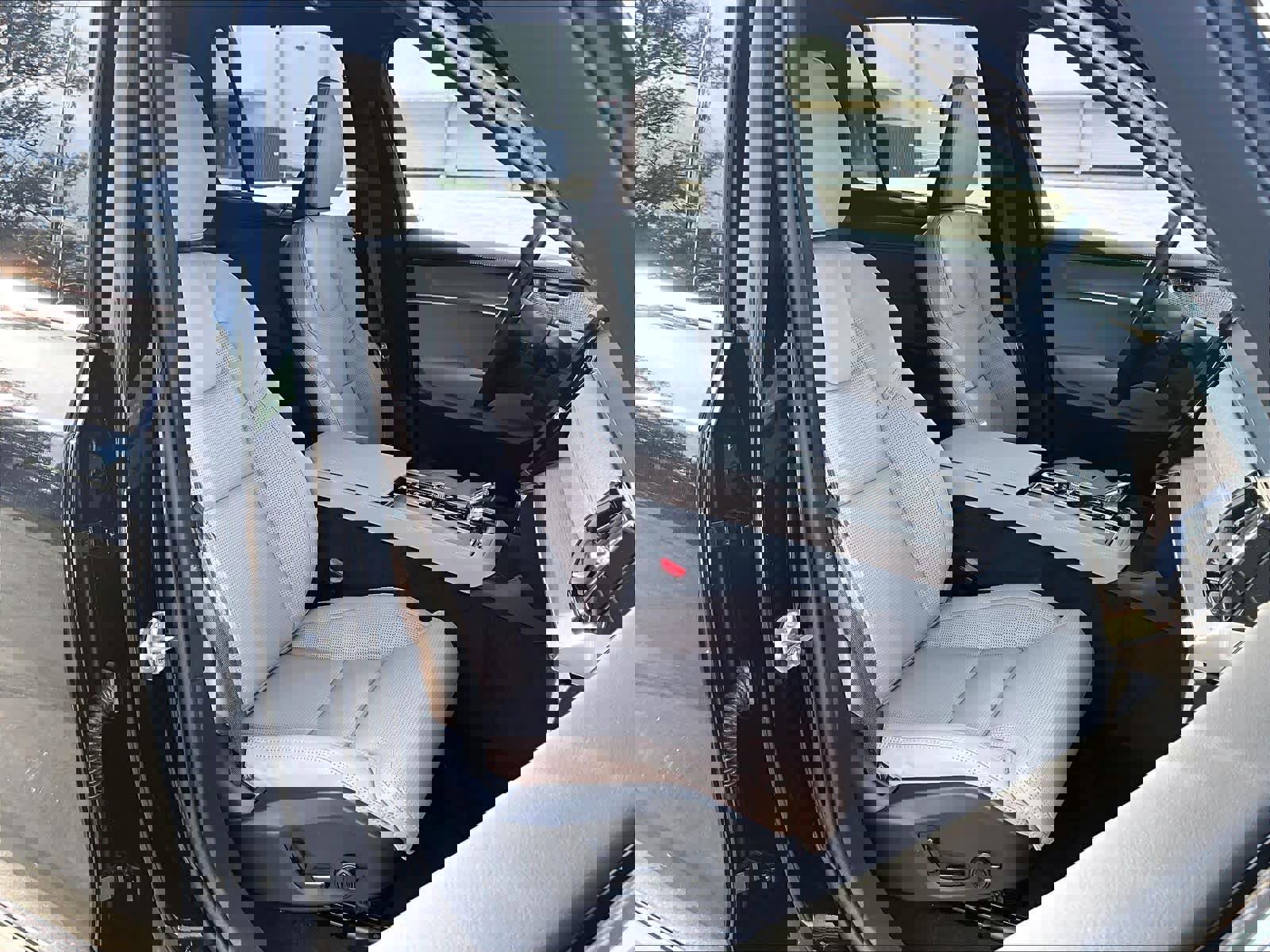 Used 2026 Volvo XC90 T8 Ultra w/ Lounge Package image 10