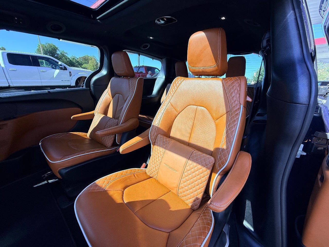 Used 2025 Chrysler Pacifica Pinnacle image 32
