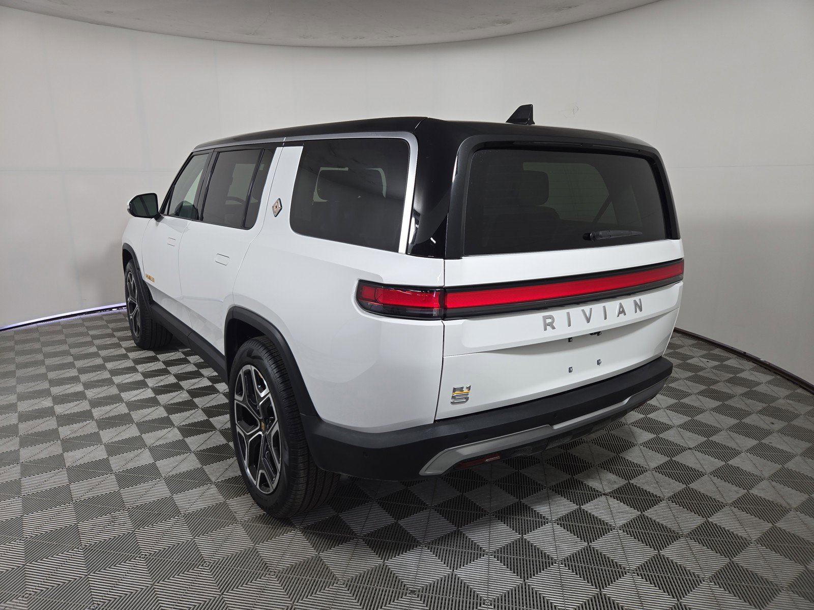 Used 2024 Rivian R1S Adventure AWD/4WD image 3