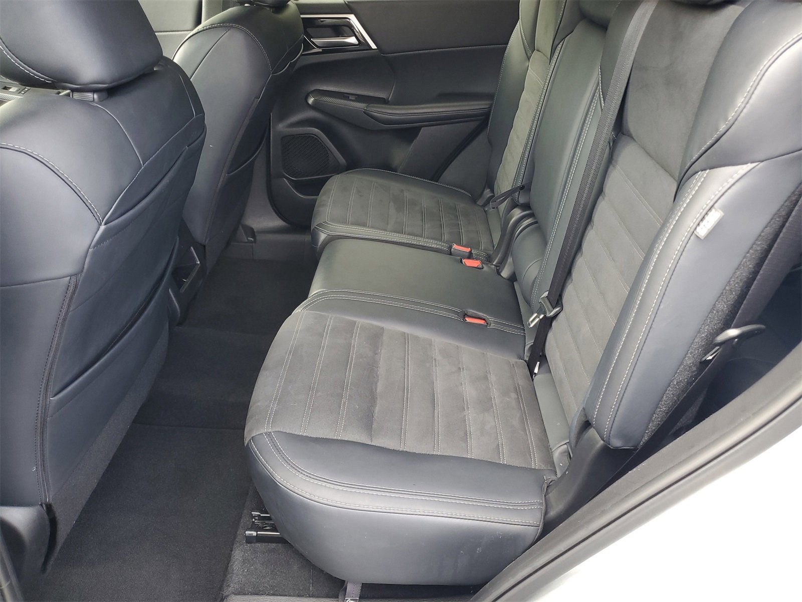 Used 2024 Mitsubishi Outlander SE image 21