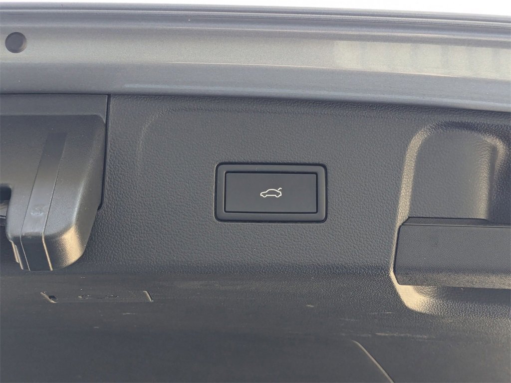 Used 2025 Volkswagen Atlas SE image 32