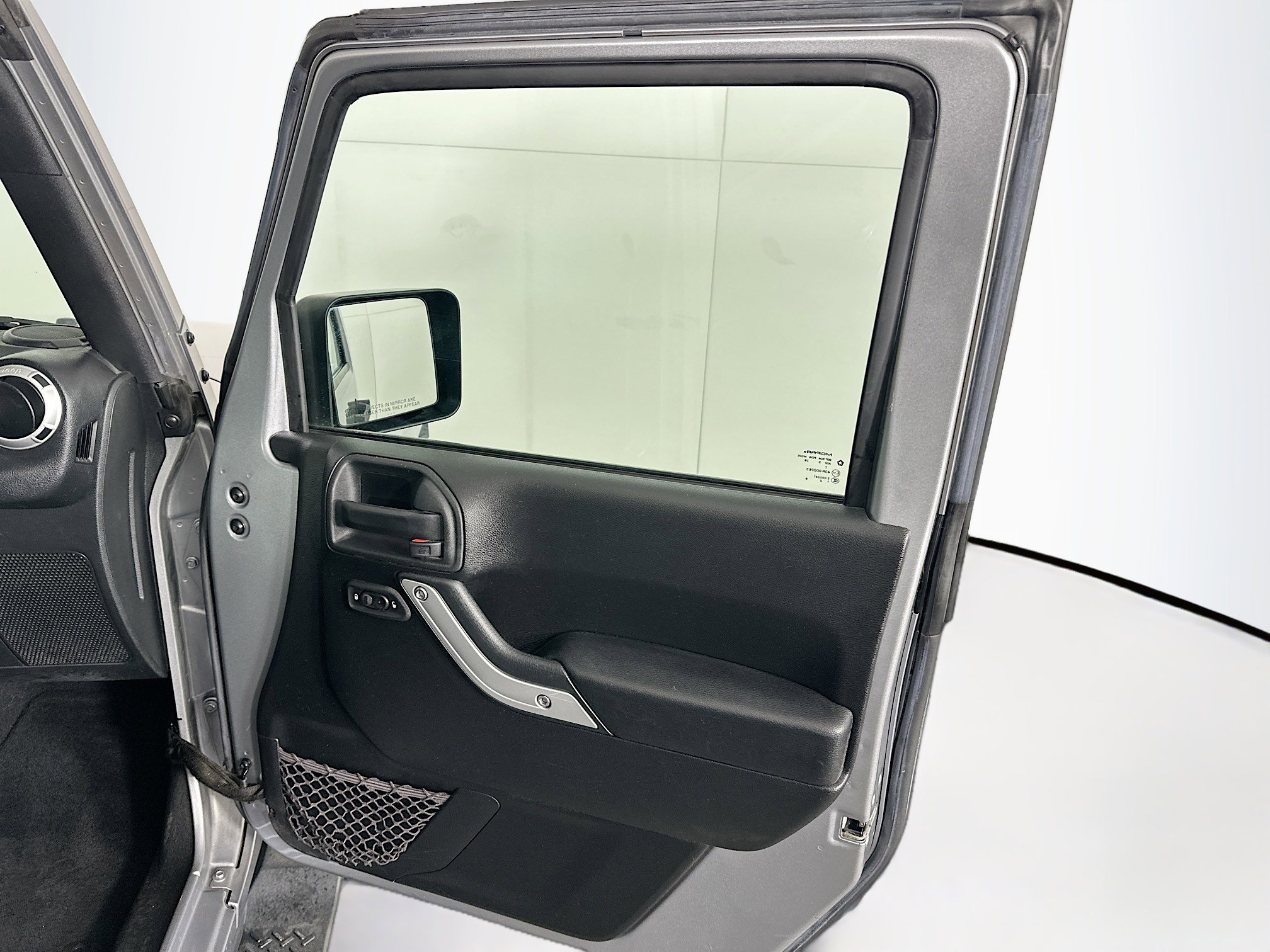 Used 2016 Jeep Wrangler Unlimited Sahara w/ Connectivity Group image 27