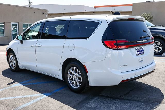 Used 2023 Chrysler Pacifica Touring-L FWD image 4