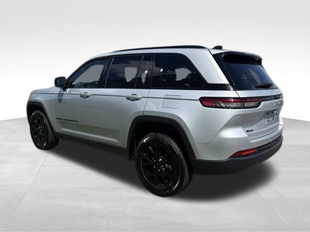 Used 2025 Jeep Grand Cherokee Altitude AWD/4WD image 2
