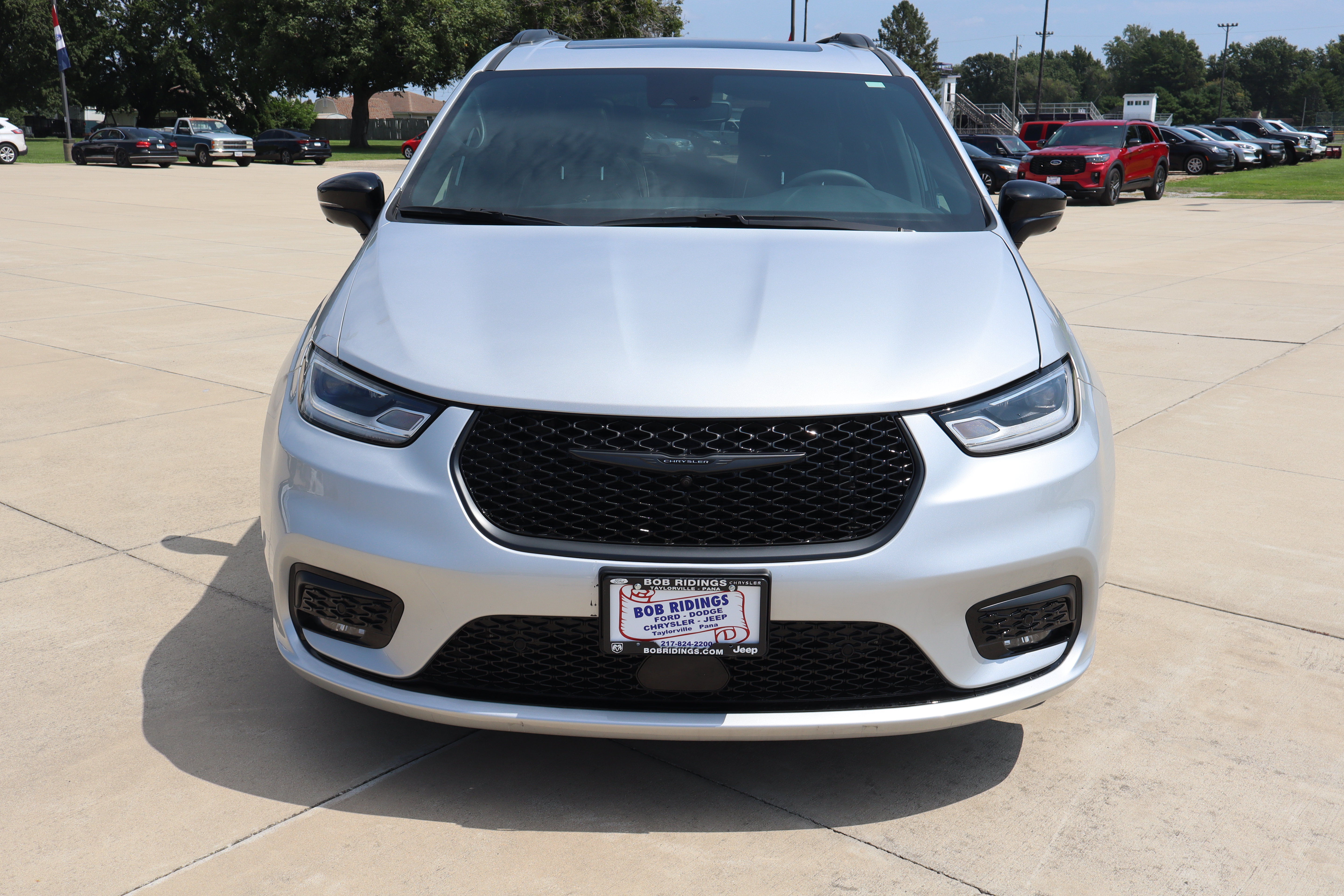 Used 2024 Chrysler Pacifica Premium FWD image 2