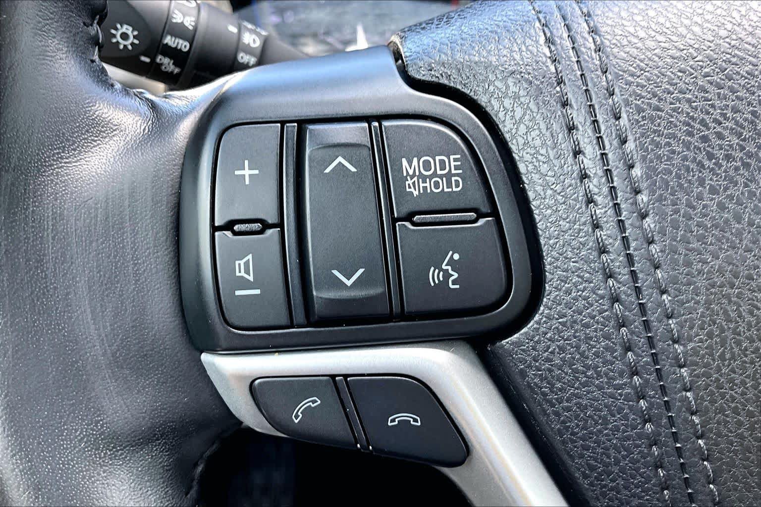Used 2018 Toyota Highlander XLE FWD image 24