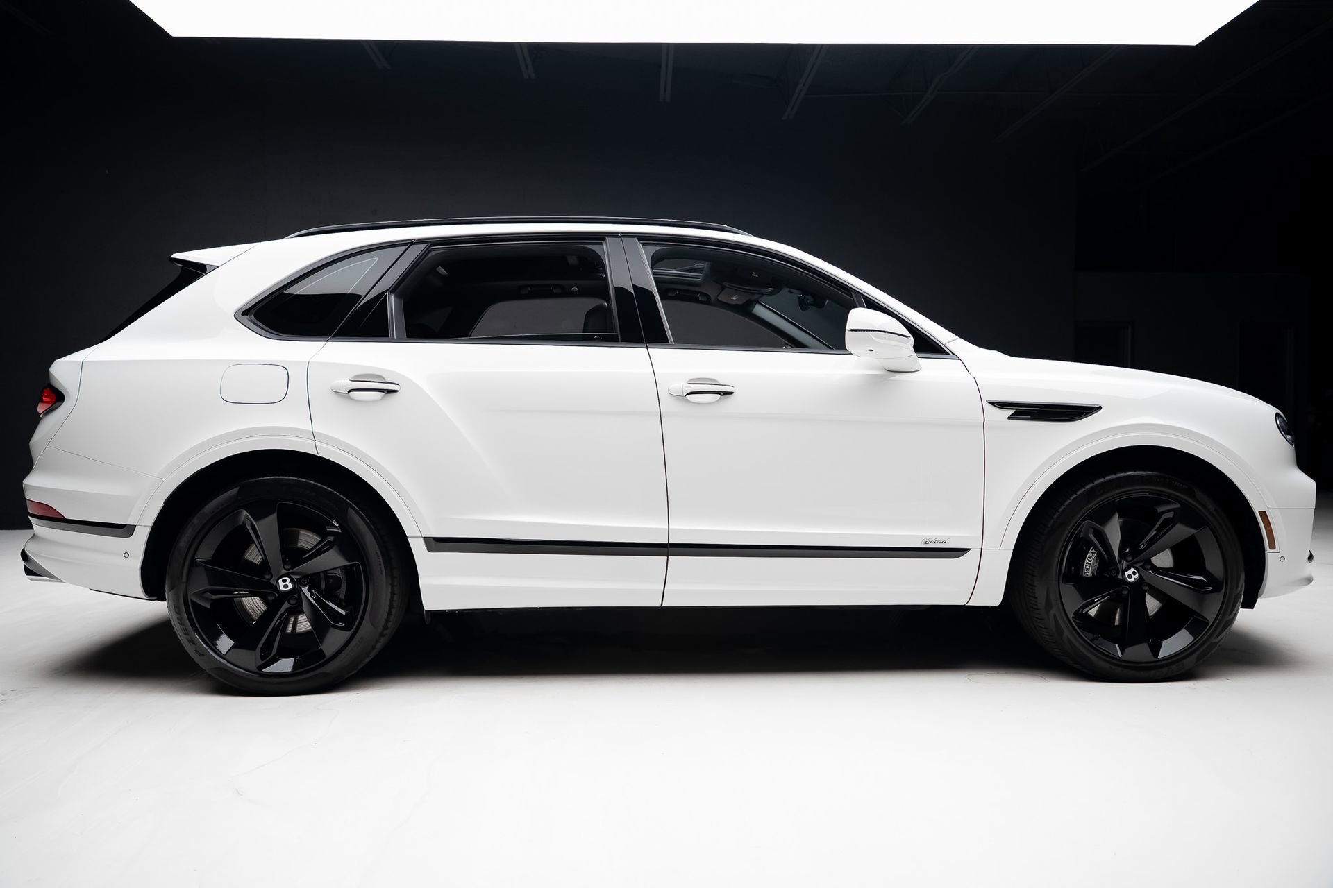 Used 2021 Bentley Bentayga Plug-In Hybrid image 34