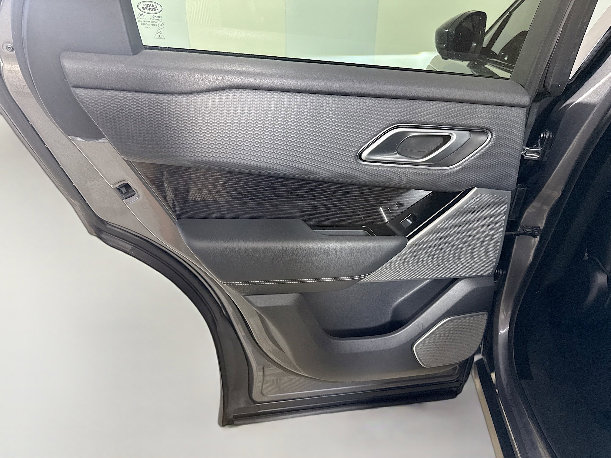 Used 2019 Land Rover Range Rover Velar R-Dynamic SE AWD/4WD image 26