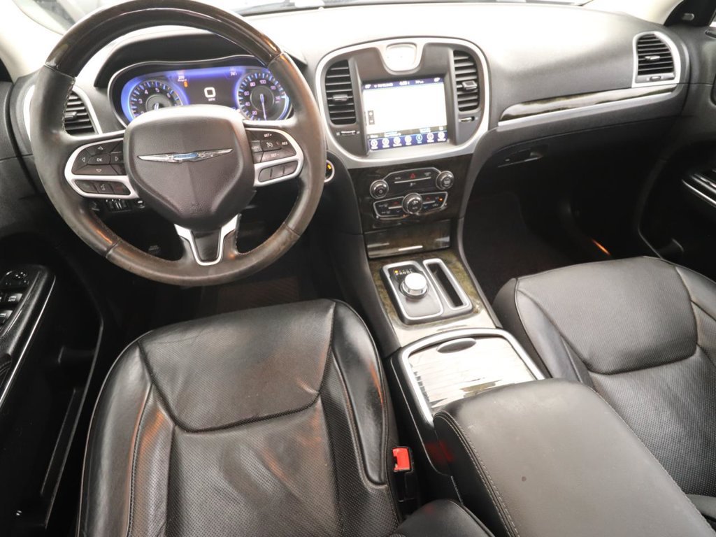 Used 2017 Chrysler 300 C RWD image 9