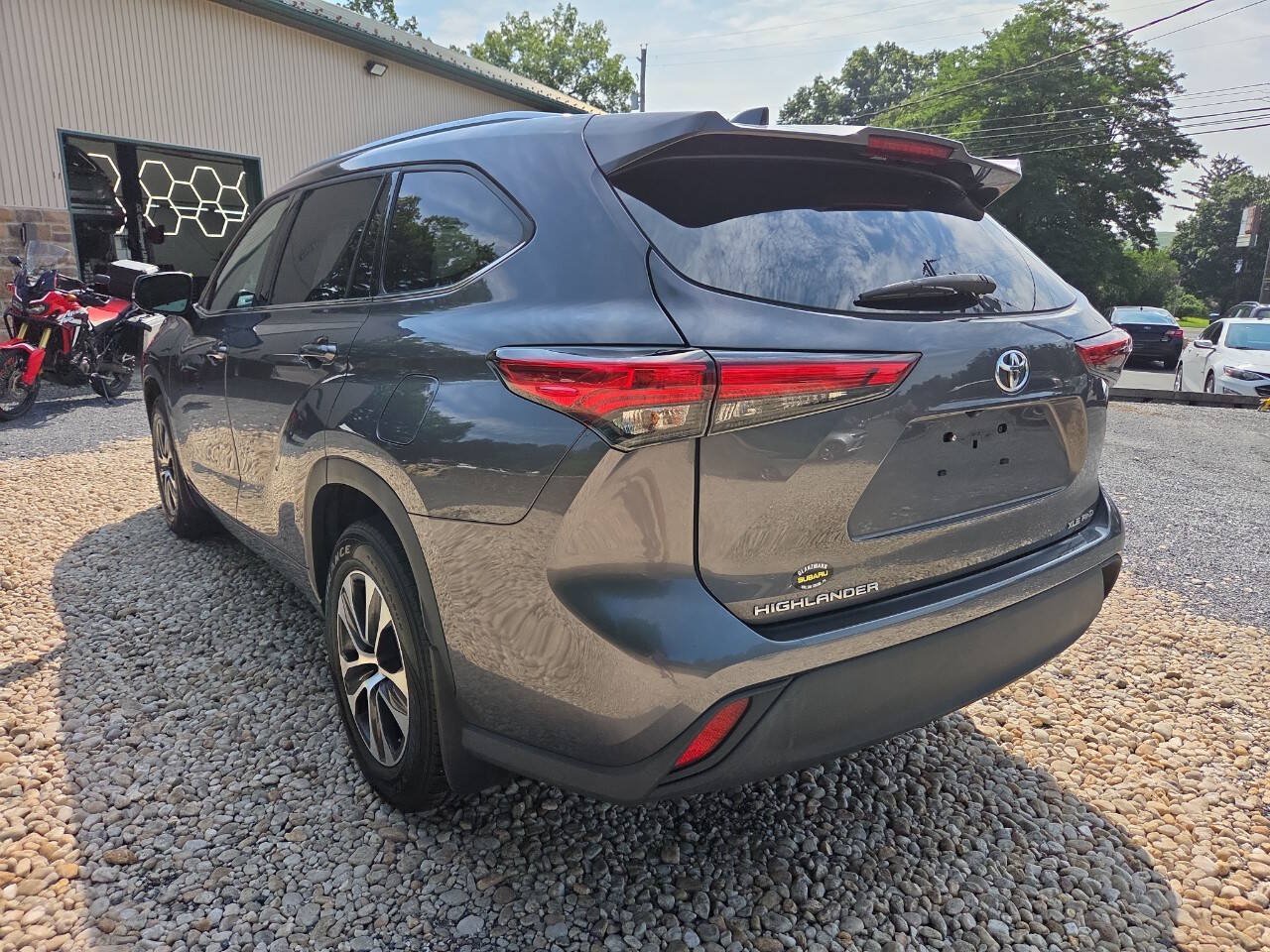 Used 2021 Toyota Highlander XLE AWD/4WD image 6