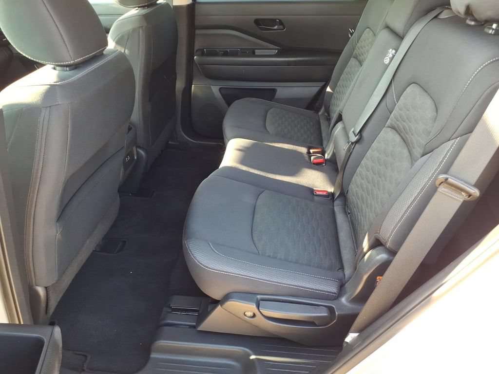 Used 2024 Nissan Pathfinder SV FWD image 13