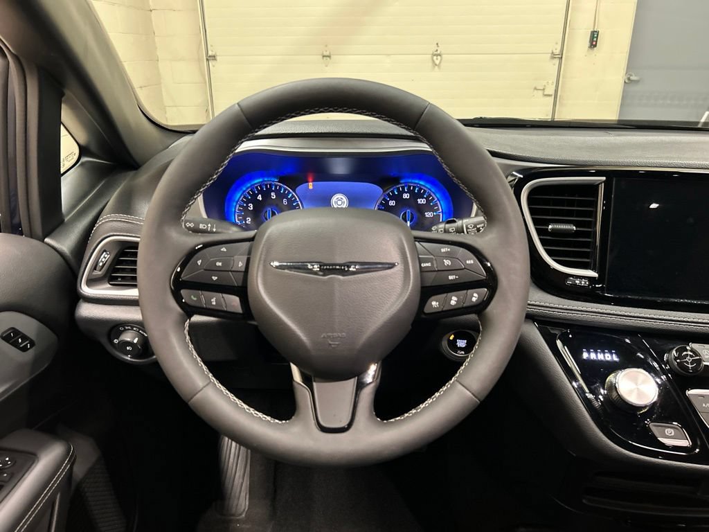 Used 2024 Chrysler Pacifica Touring-L w/ S Appearance Package FWD image 17