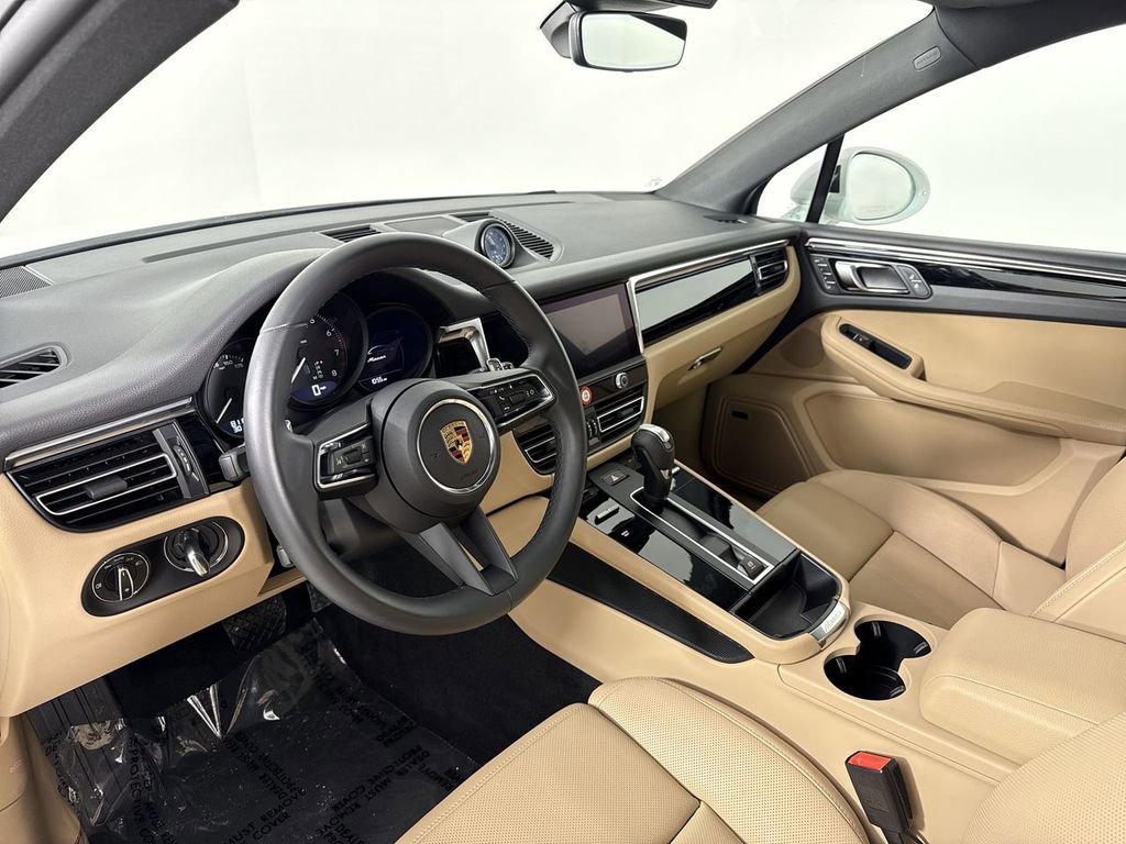 Certified 2025 Porsche Macan image 4