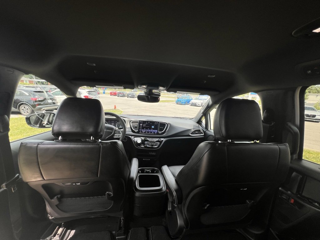 Used 2025 Chrysler Pacifica Select image 33