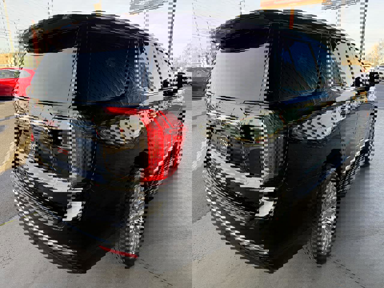 Used 2024 GMC Yukon SLT w/ SLT Luxury Package image 5