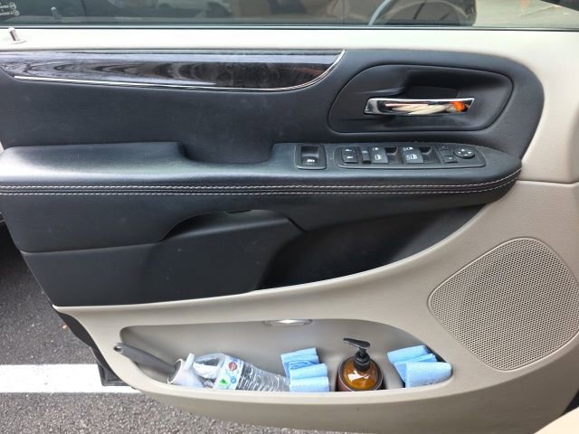 Used 2015 Chrysler Town & Country Touring-L w/ Driver Convenience Group image 13