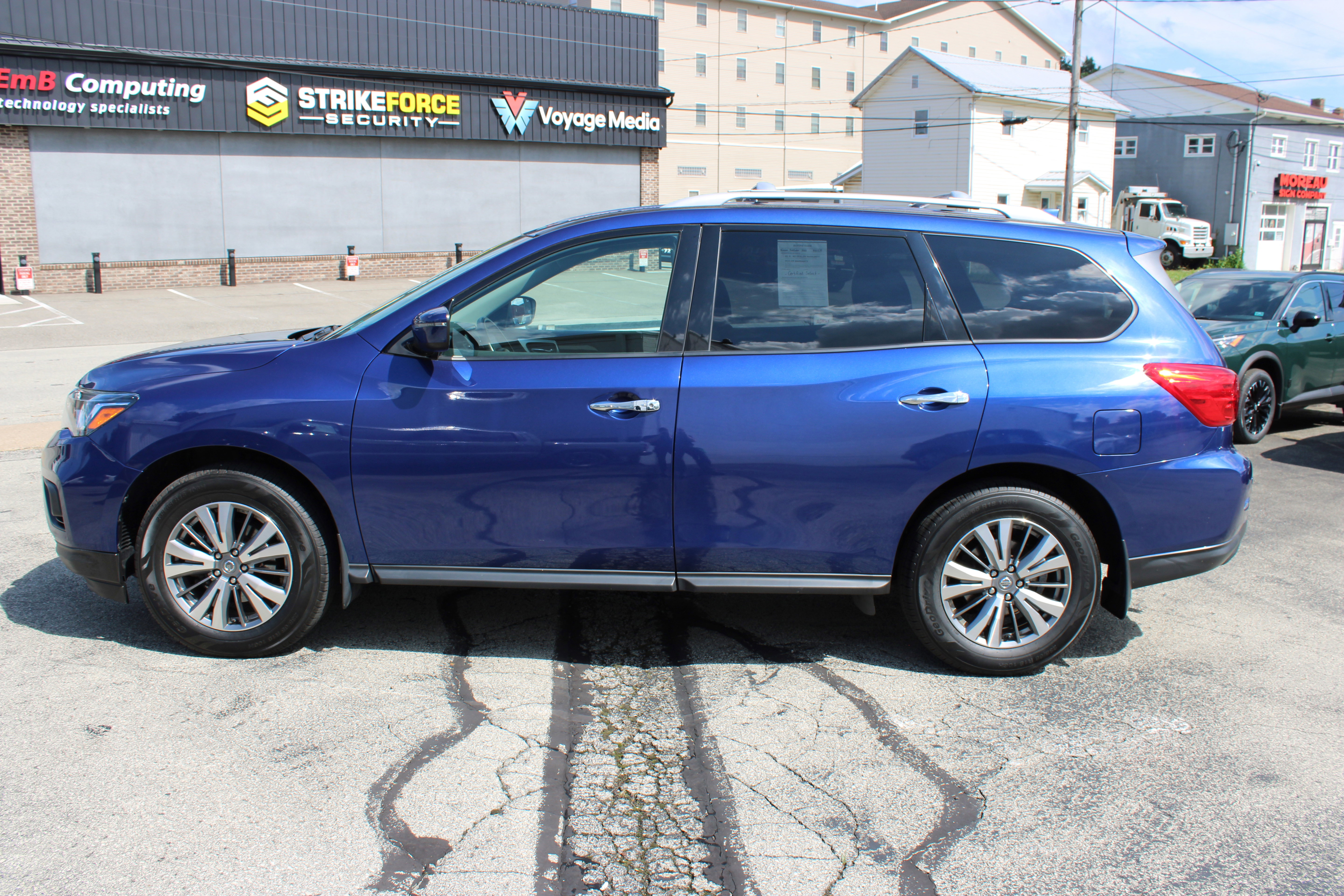Used 2020 Nissan Pathfinder SV AWD/4WD image 2