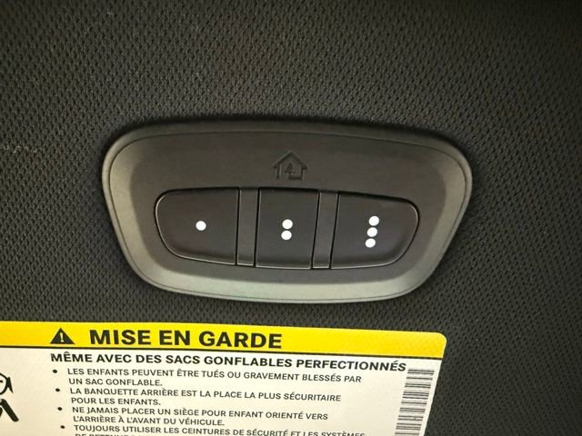 Used 2025 Chrysler Pacifica Limited image 20