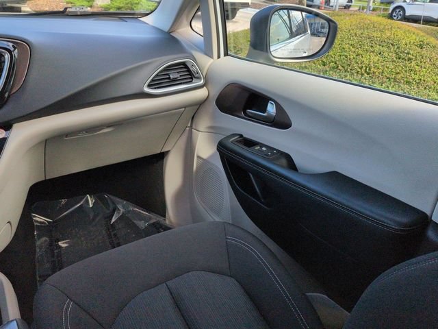 Used 2023 Chrysler Voyager LX FWD image 17