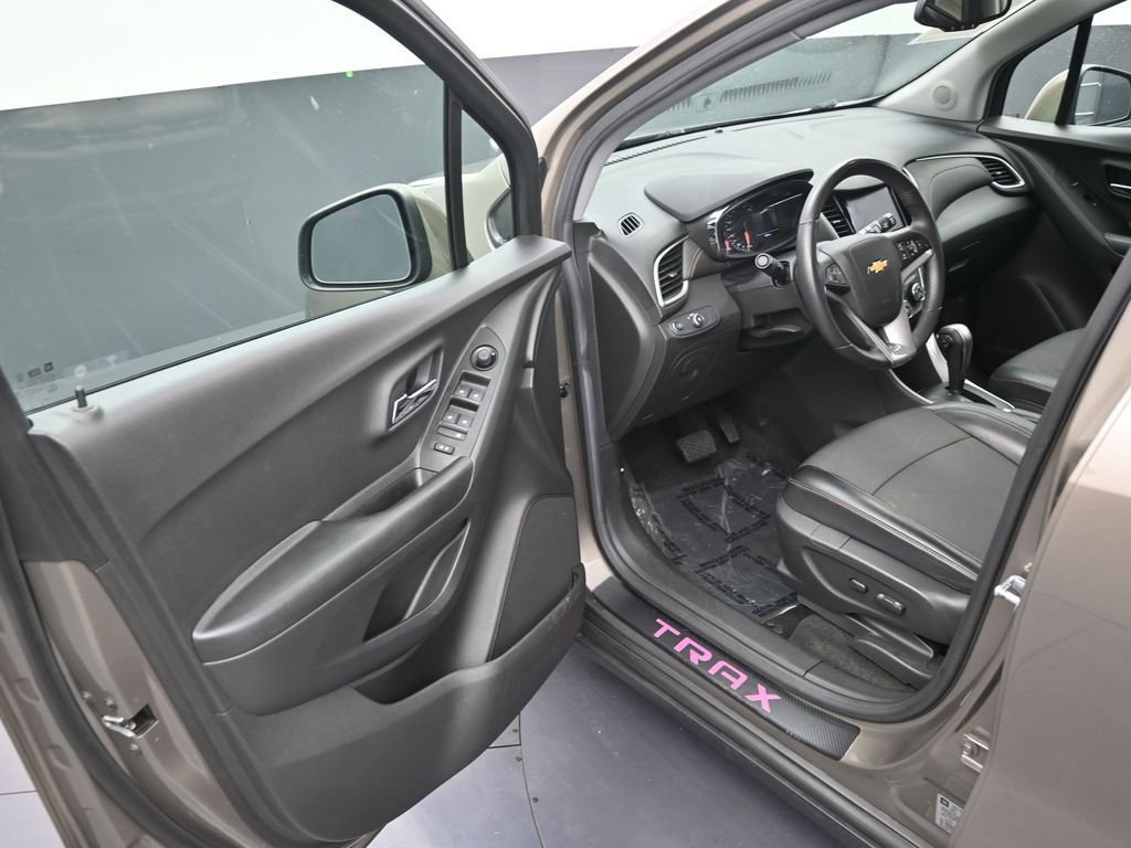 Used 2022 Chevrolet Trax LT w/ LT Convenience Package FWD image 10
