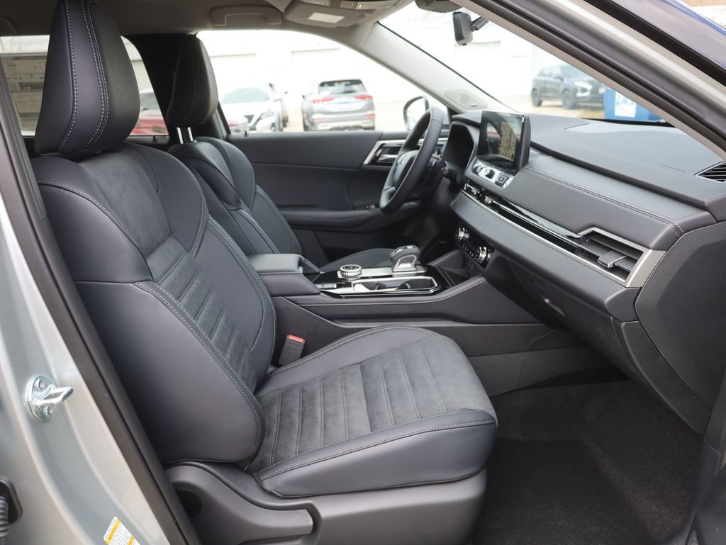 New 2025 Mitsubishi Outlander SE image 13