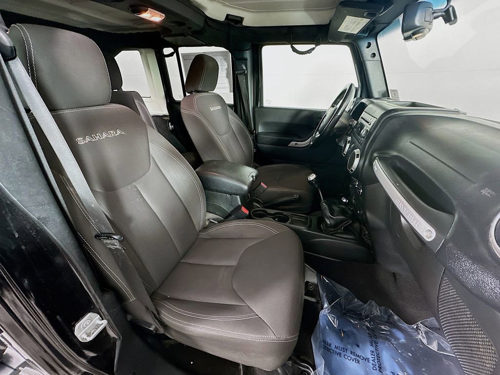 Used 2017 Jeep Wrangler Unlimited Sahara w/ Connectivity Group image 31