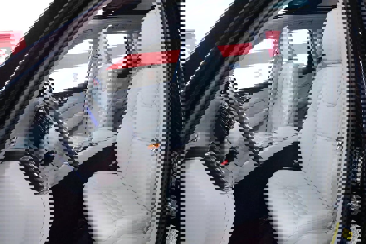 Used 2023 Volvo XC60 B5 Plus image 12