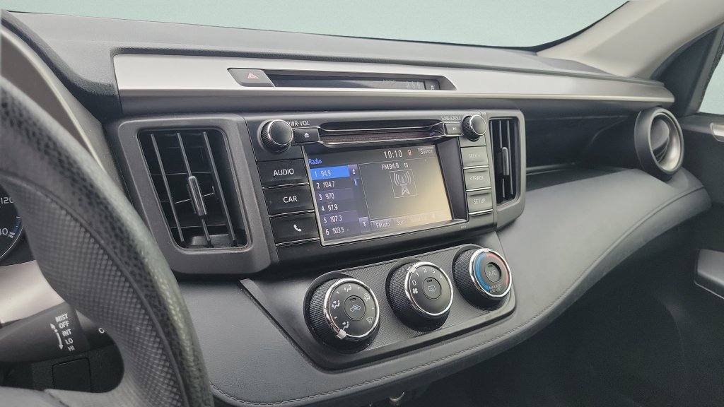Used 2018 Toyota RAV4 LE FWD image 16