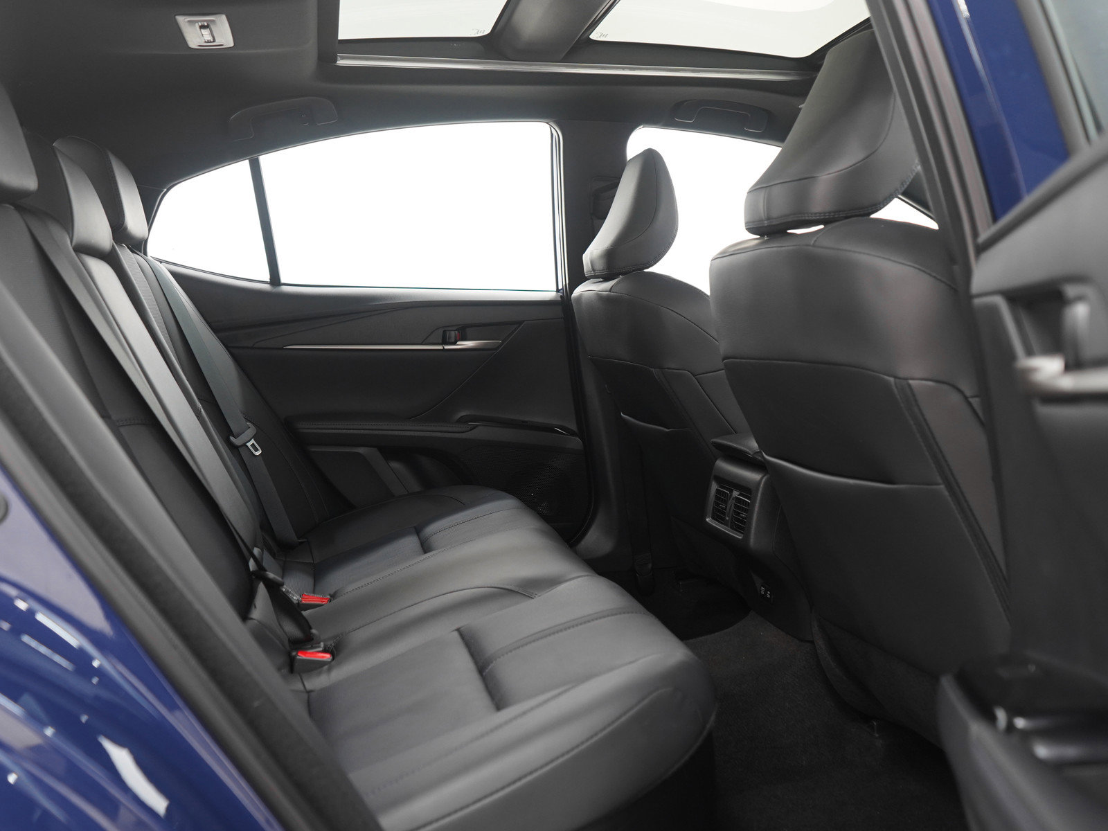 Used 2025 Toyota Camry XSE FWD image 12