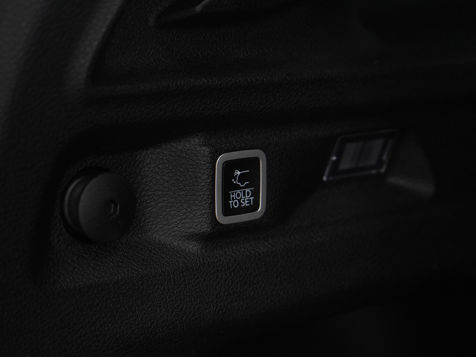 Used 2023 Jeep Grand Cherokee L Limited w/ Luxury Tech Group II image 18