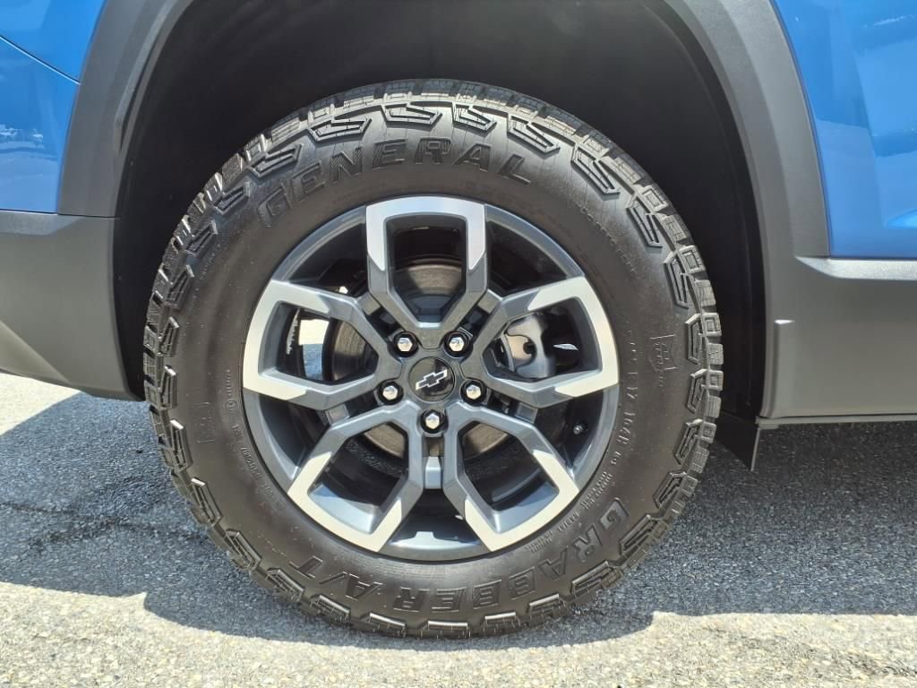 New 2025 Chevrolet Equinox ACTIV w/ Convenience Package III image 3